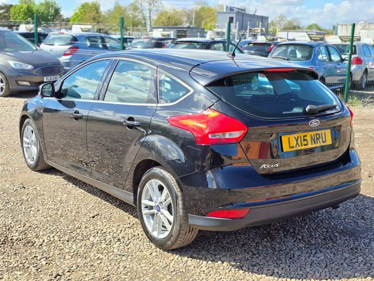 2015-ford-focus-16-zetec-hatchback-big-3