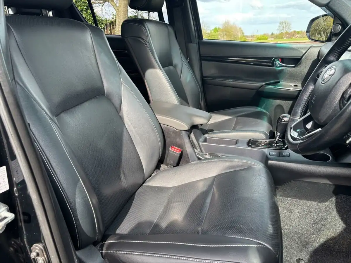 2018-toyota-hi-lux-24d-4d-invincible-at35-32t-auto-big-9