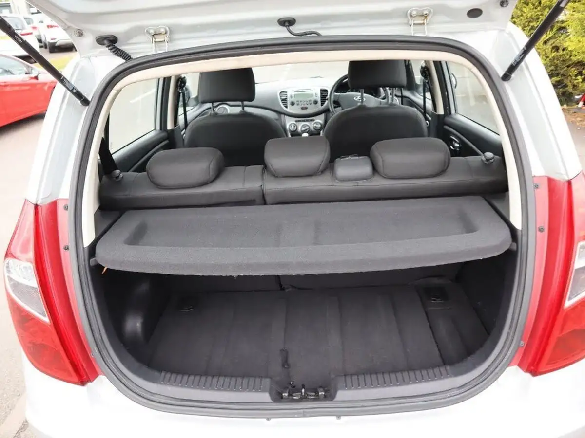 2012-hyundai-i10-12-style-85bhp-big-24