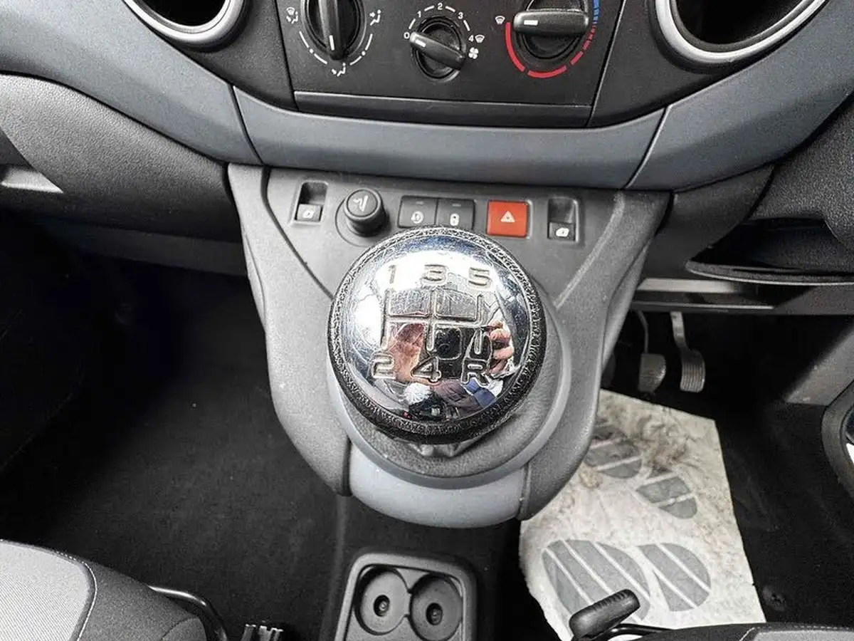 2012-peugeot-partner-16hdi-tepee-s-92bhp-big-27