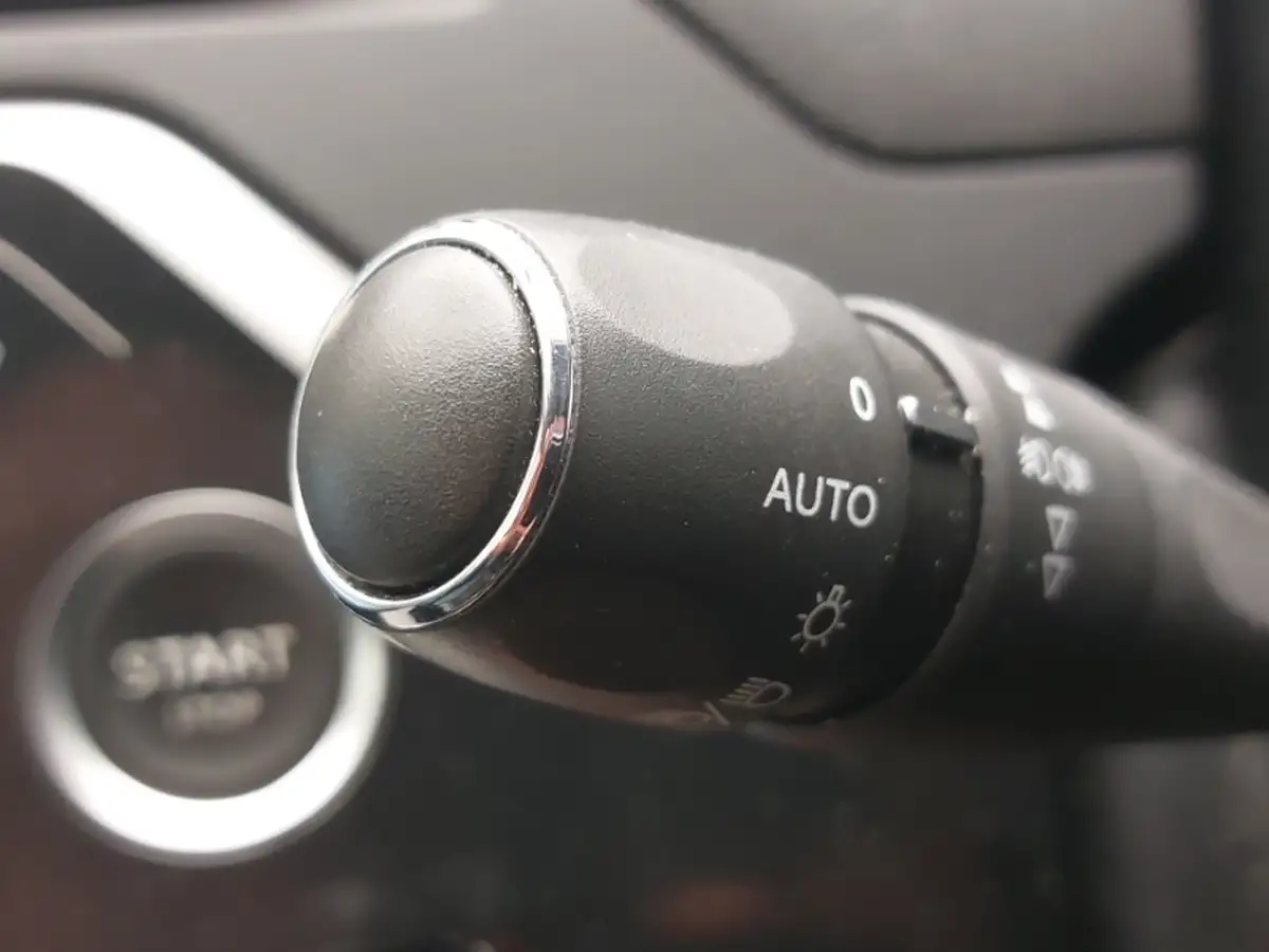 2021-peugeot-208-12-puretech-allure-100bhp-big-14