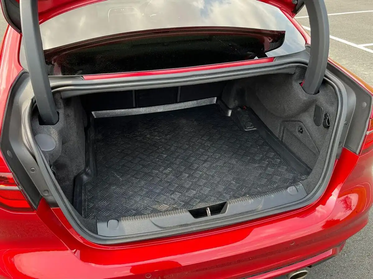 2024-jaguar-xe-big-33