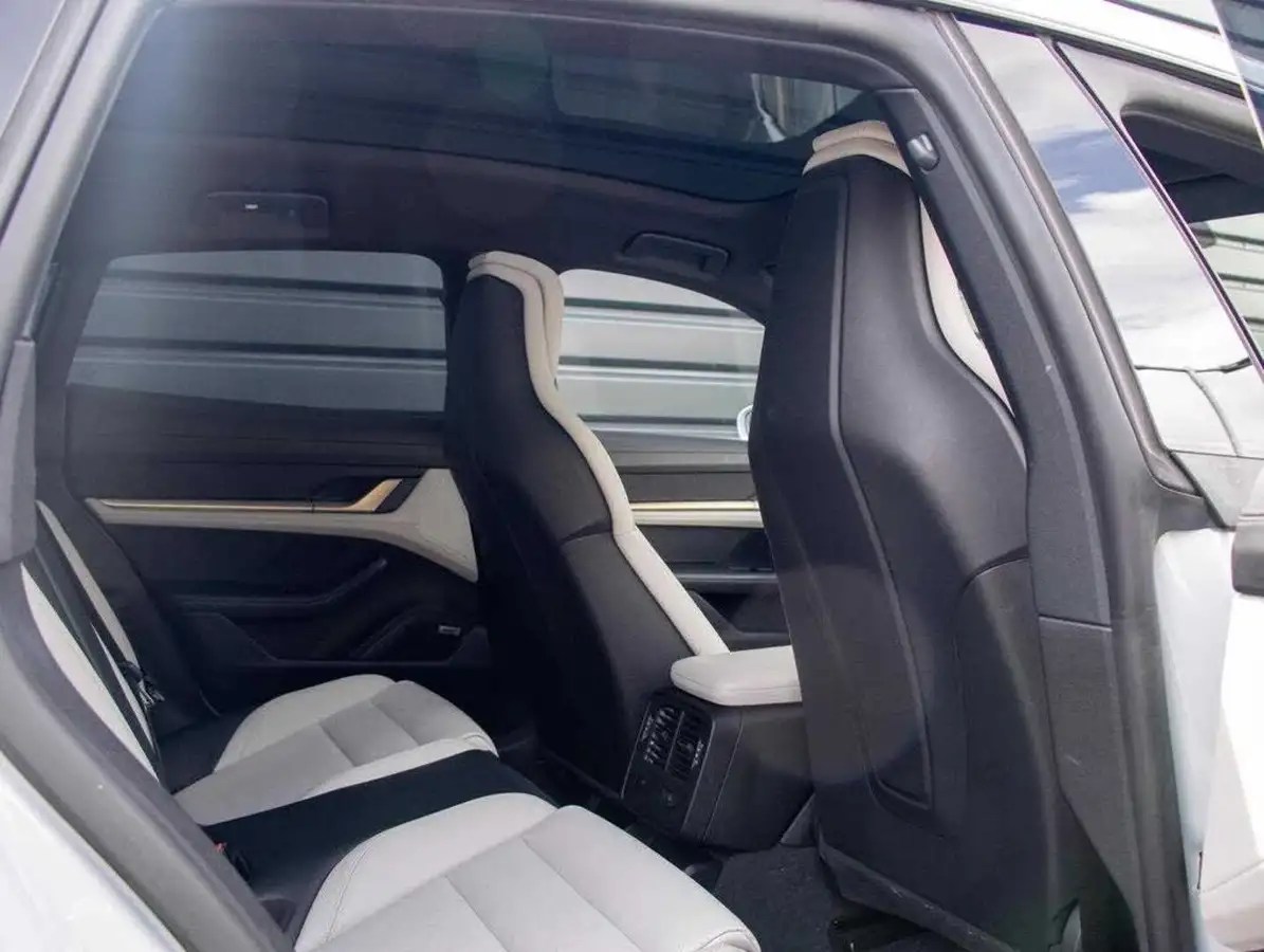 2023-porsche-taycan-e-4s-cross-turismo-big-25