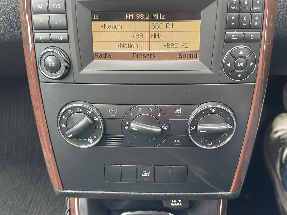 2011-mercedes-benz-a-class-15-a160-elegance-se-cvt-big-21