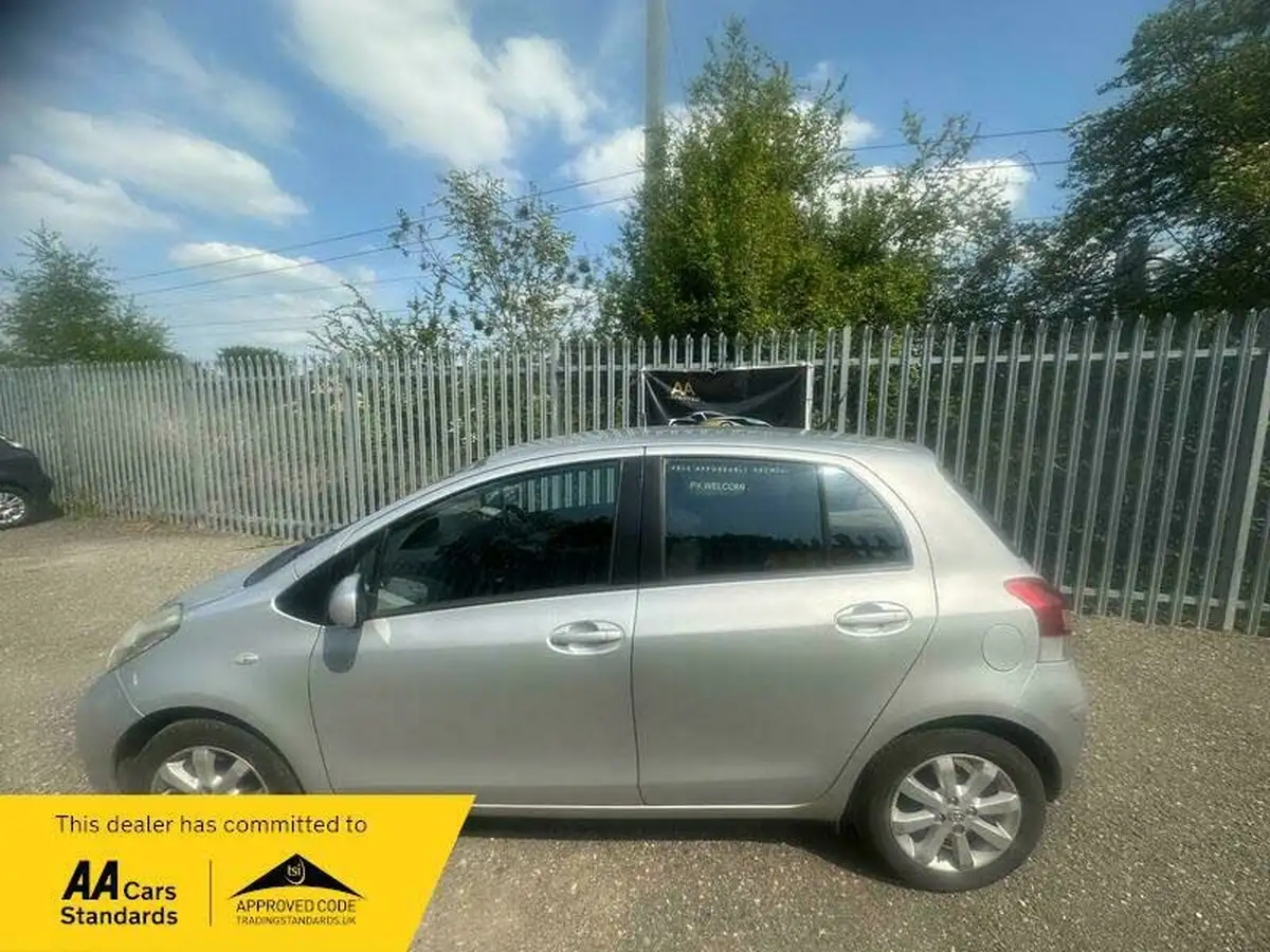 2011-toyota-yaris-133-t-spirit-vvt-i-101bhp-5d-big-4