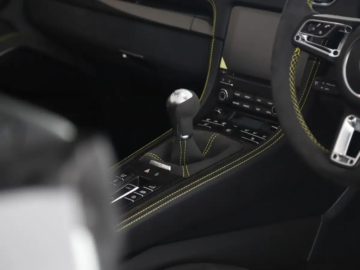 2020-porsche-boxster-718-40-spyder-big-29