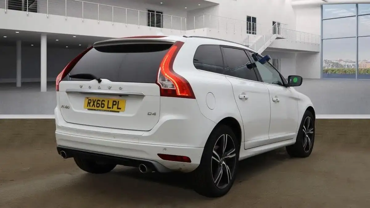 2016-volvo-xc60-20td-d4-r-design-lux-nav-geartronic-big-5