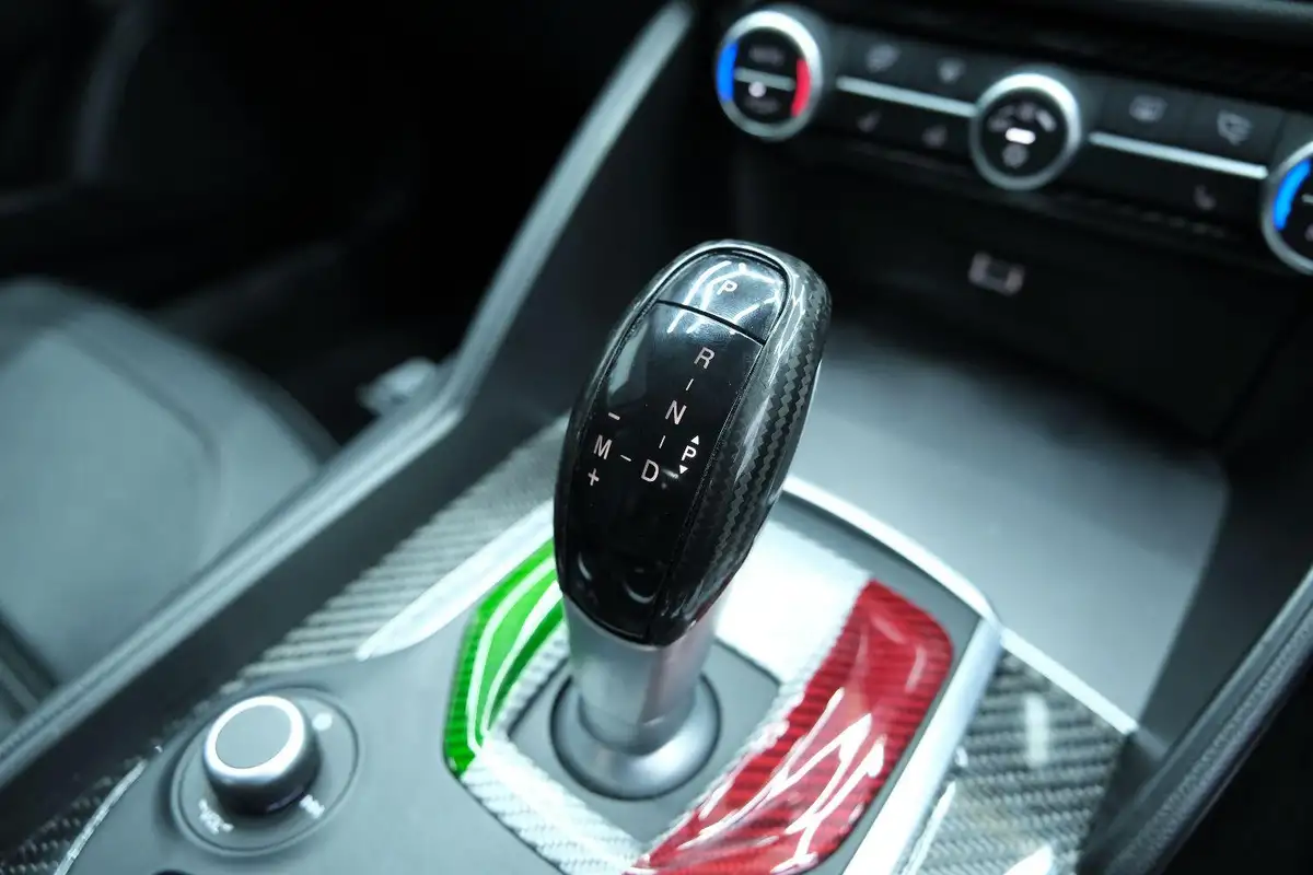2017-alfa-romeo-giulia-20-veloce-big-76