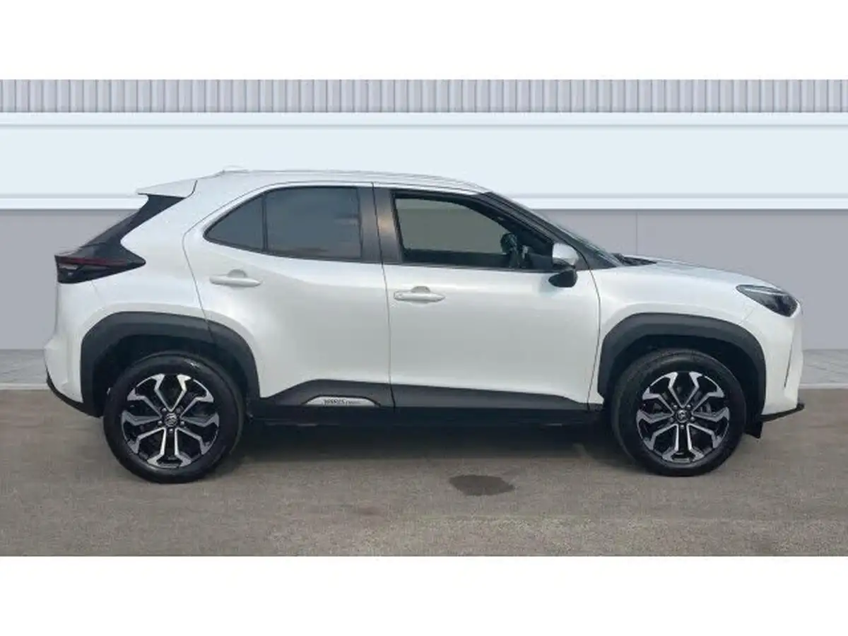 2021-toyota-yaris-15-vvt-i-design-panoramic-roof-big-4