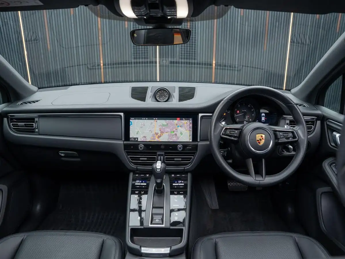 2022-porsche-macan-20-big-40