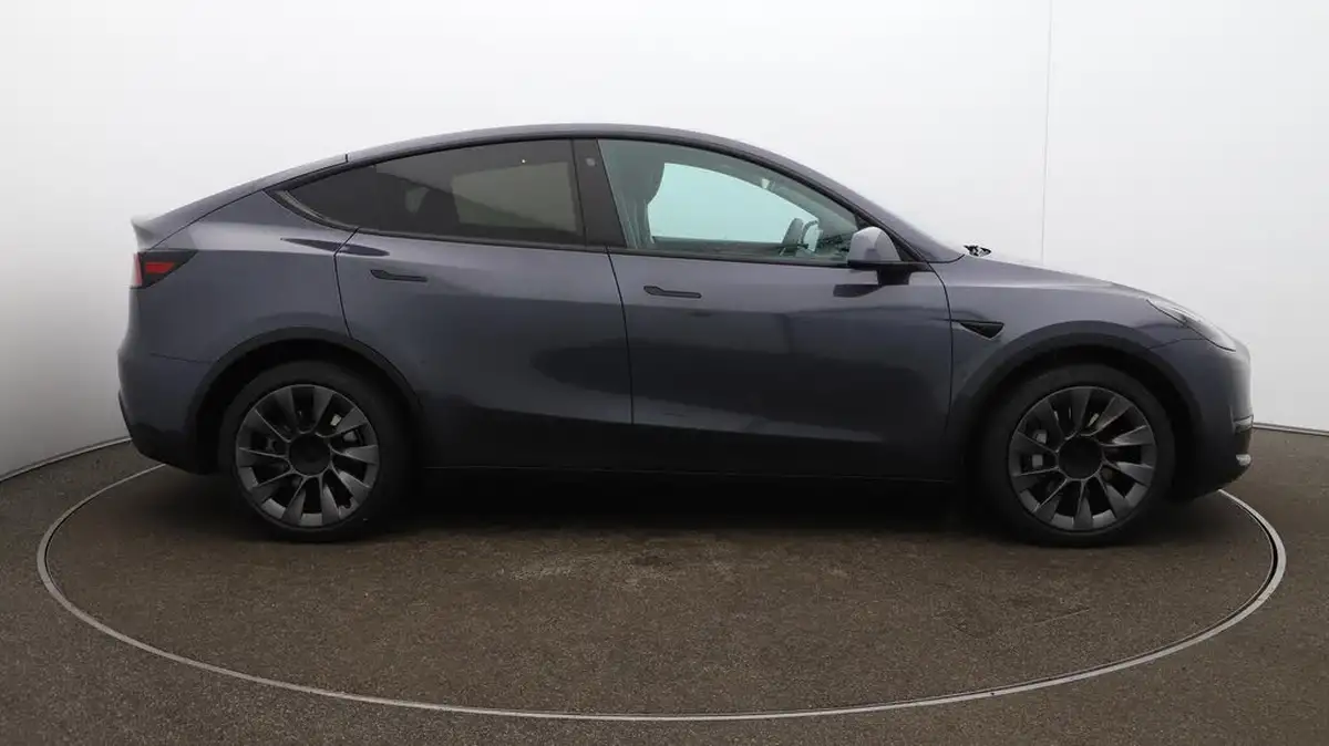 2022-tesla-model-y-e-long-range-big-51
