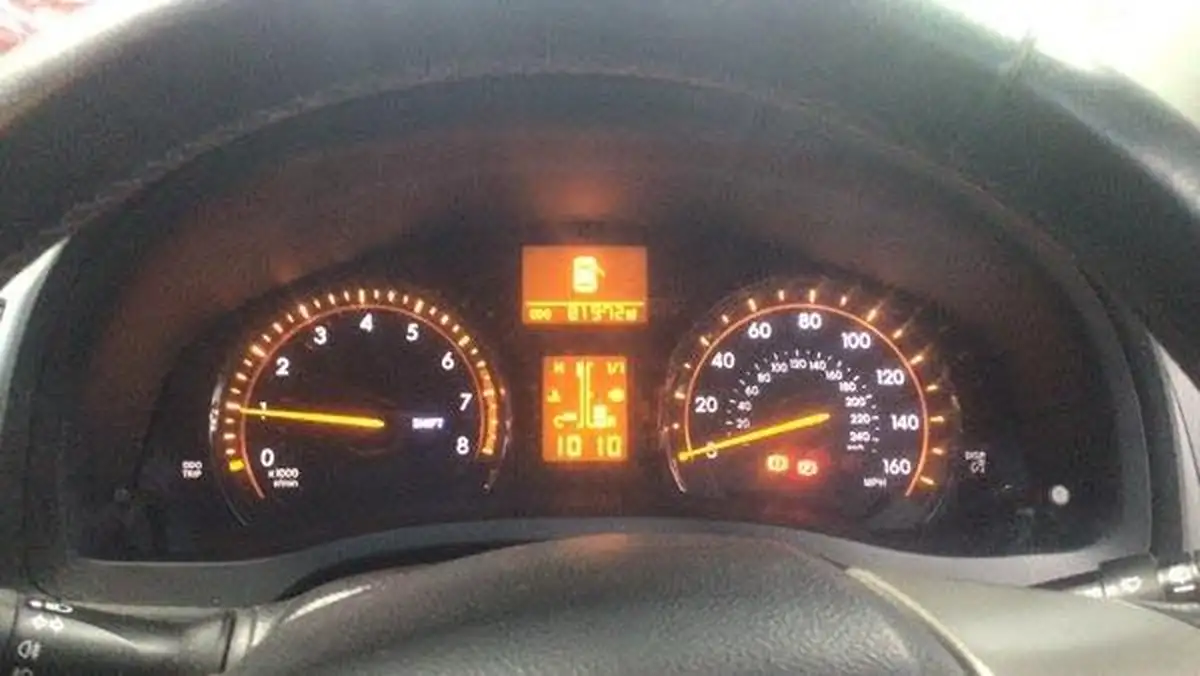 2010-toyota-avensis-big-7