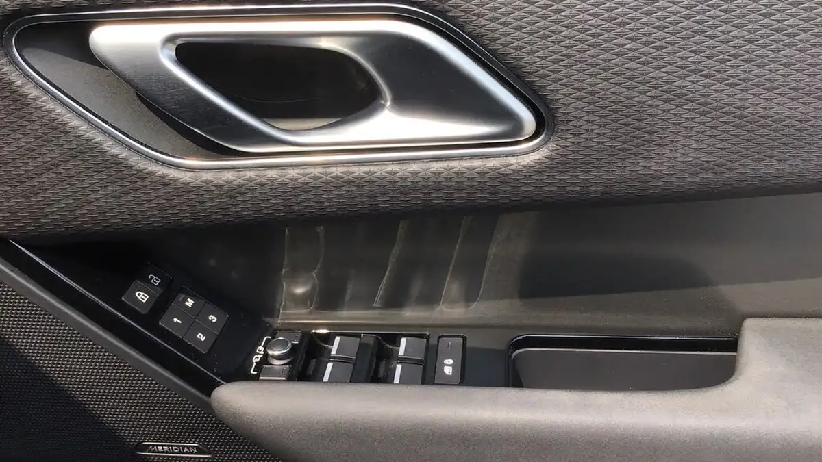 2022-land-rover-range-rover-velar-20-p400e-se-big-24