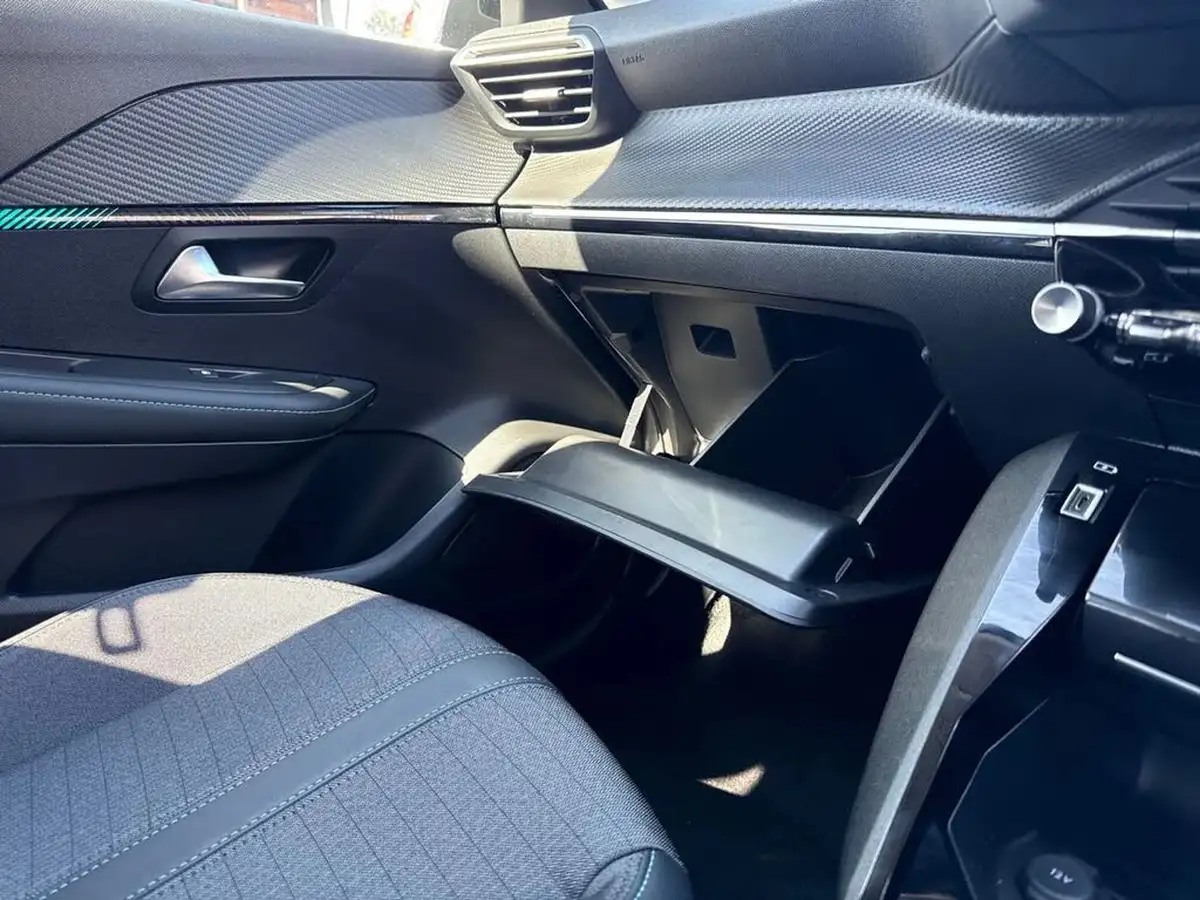 2023-peugeot-208-12-puretech-allure-premium-130ps-eat8-big-37