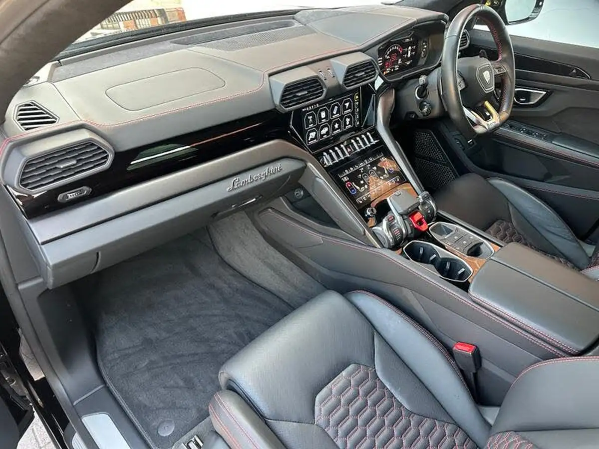 2022-lamborghini-urus-40-no-trim-big-12