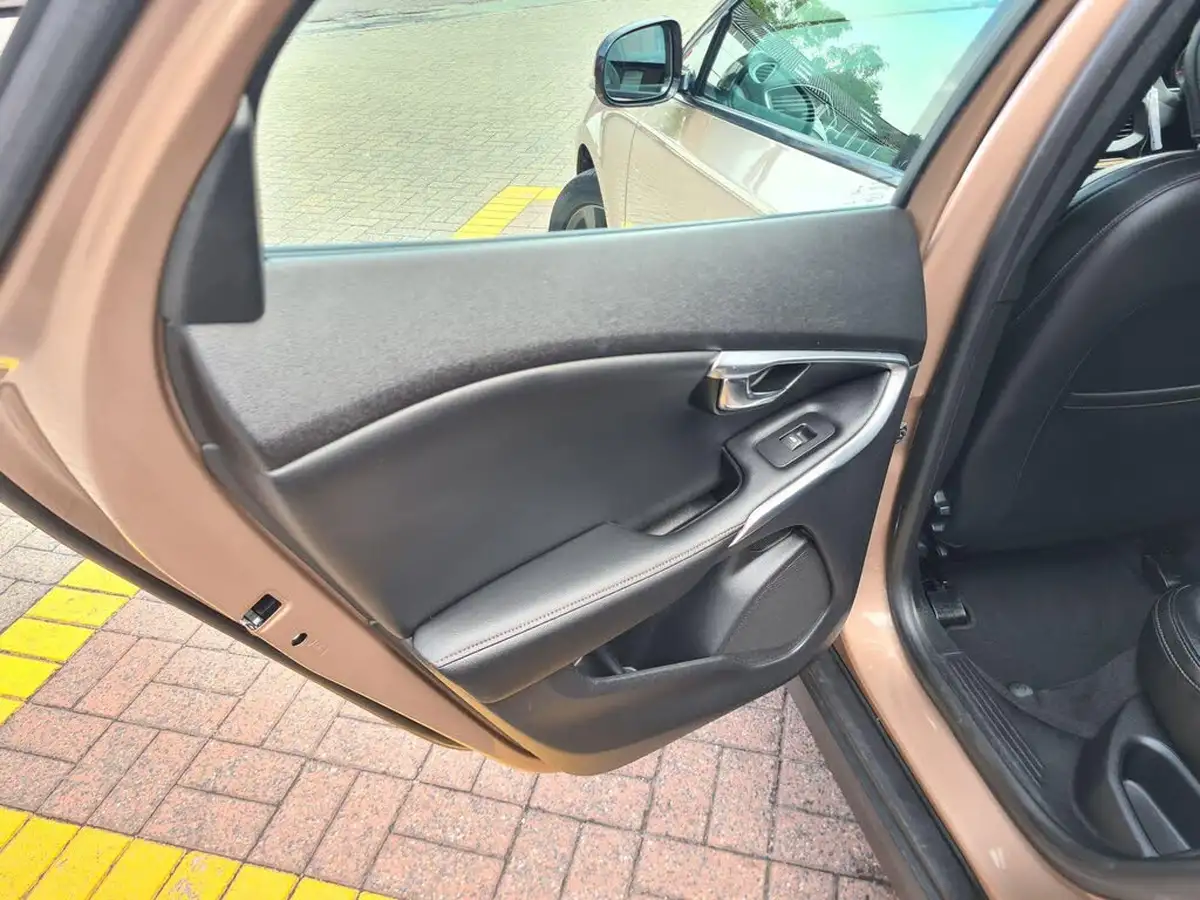 2013-volvo-v40-16td-d2-cross-country-lux-powershift-big-41