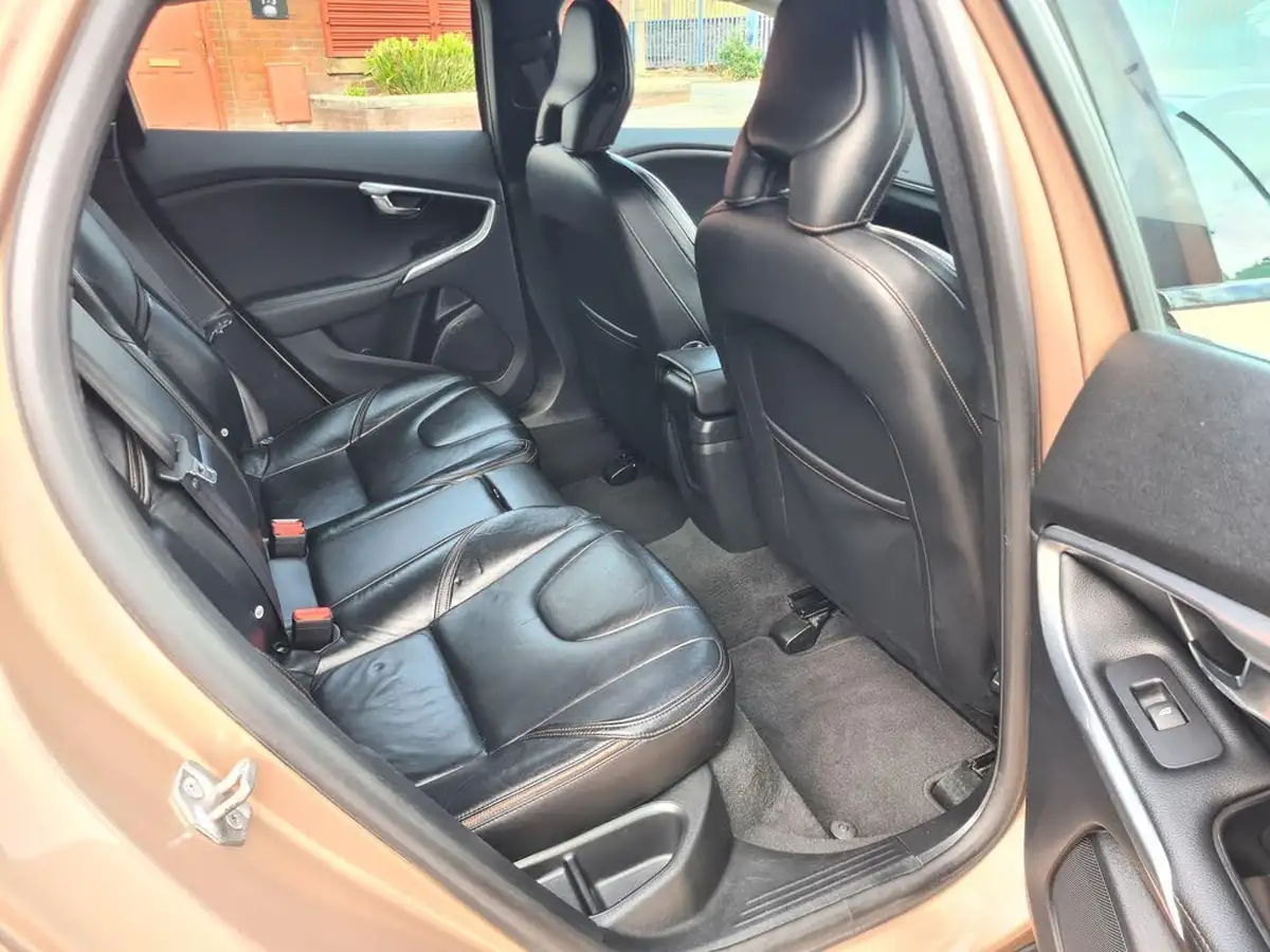 2013-volvo-v40-16td-d2-cross-country-lux-powershift-big-37