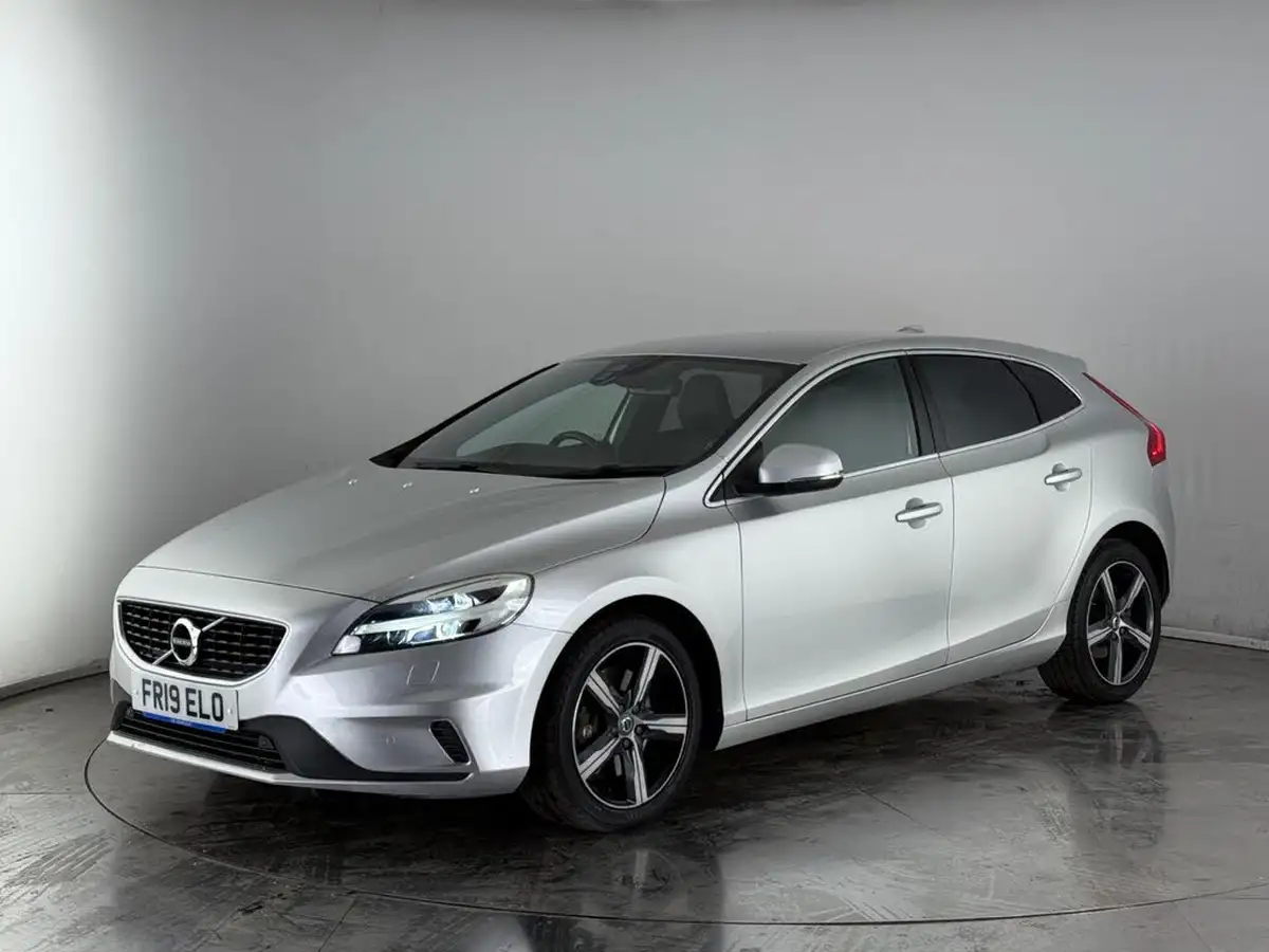 2019-volvo-v40-15-t2-r-design-edition-big-3