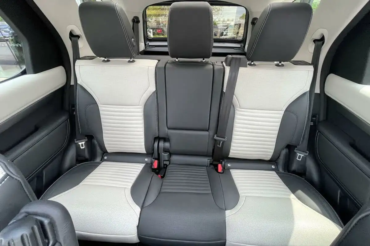 2025-land-rover-discovery-30-d350-metropolitan-edition-big-10