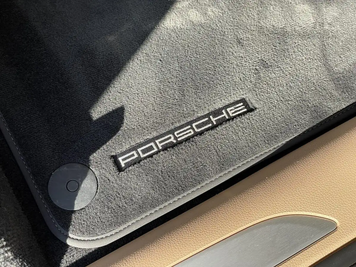 2021-porsche-macan-30-s-big-57