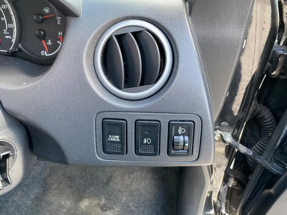 2009-suzuki-swift-13td-big-42