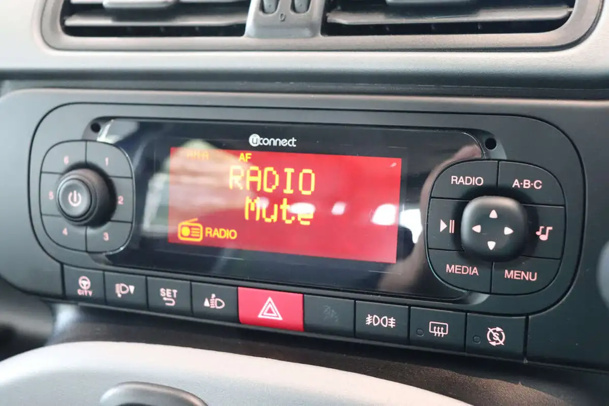 2020-fiat-panda-12-waze-big-40