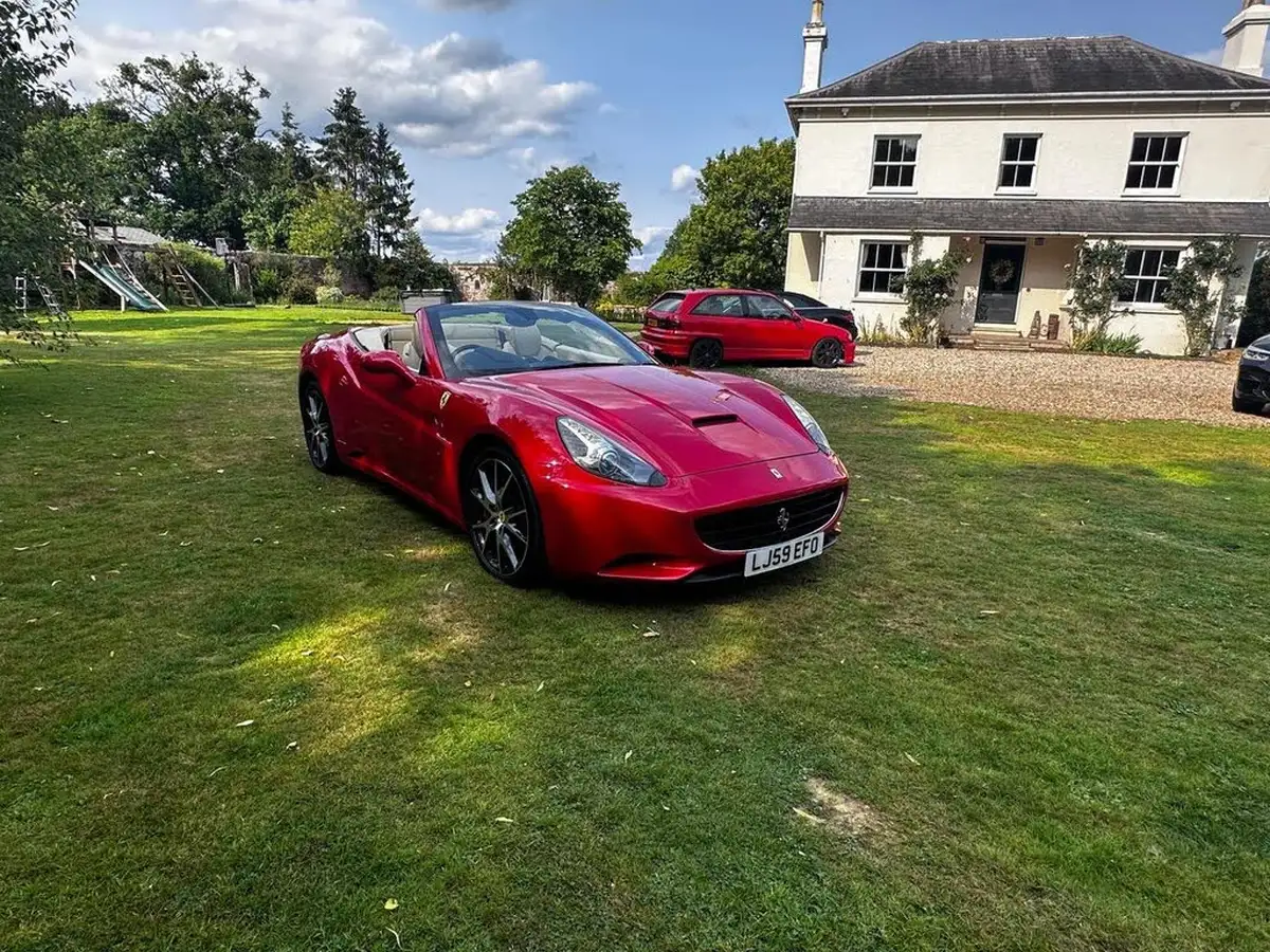 2010-ferrari-california-43-big-28