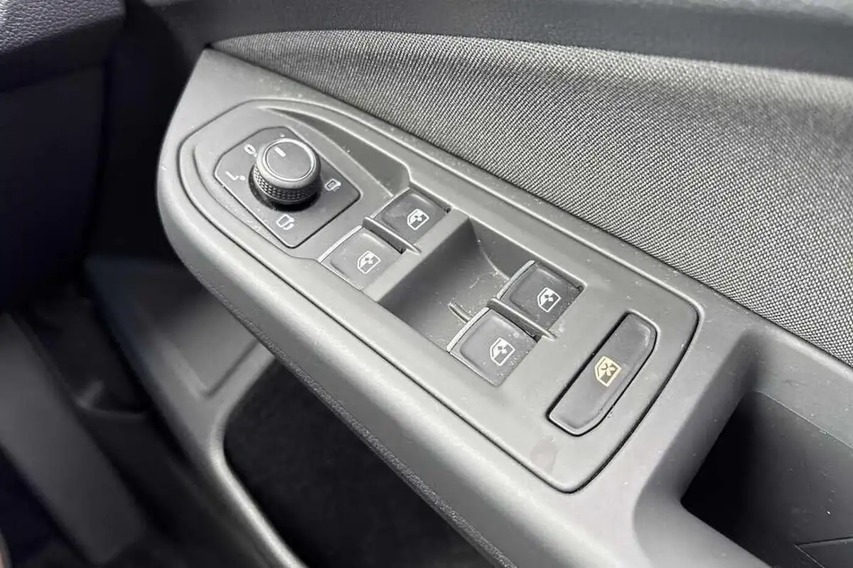 2022-volkswagen-golf-15-tsi-style-130ps-hatchback-big-26