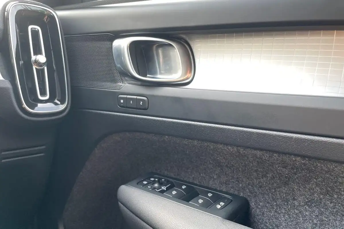 2022-volvo-xc40-20-b3-plus-big-40
