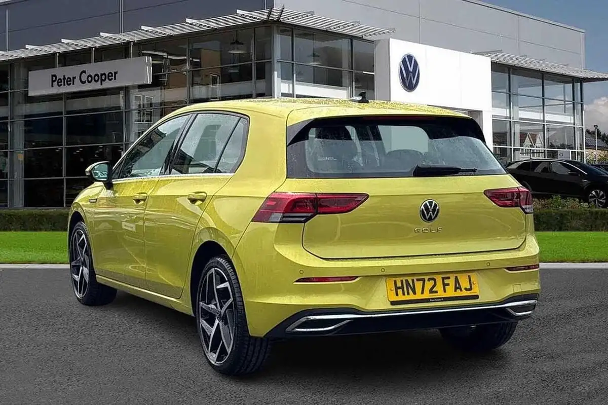 2022-volkswagen-golf-15-tsi-style-130ps-hatchback-big-2