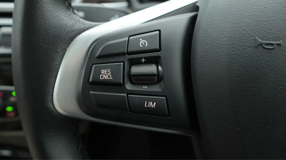 2021-bmw-x1-15-sdrive18i-xline-dct-big-26