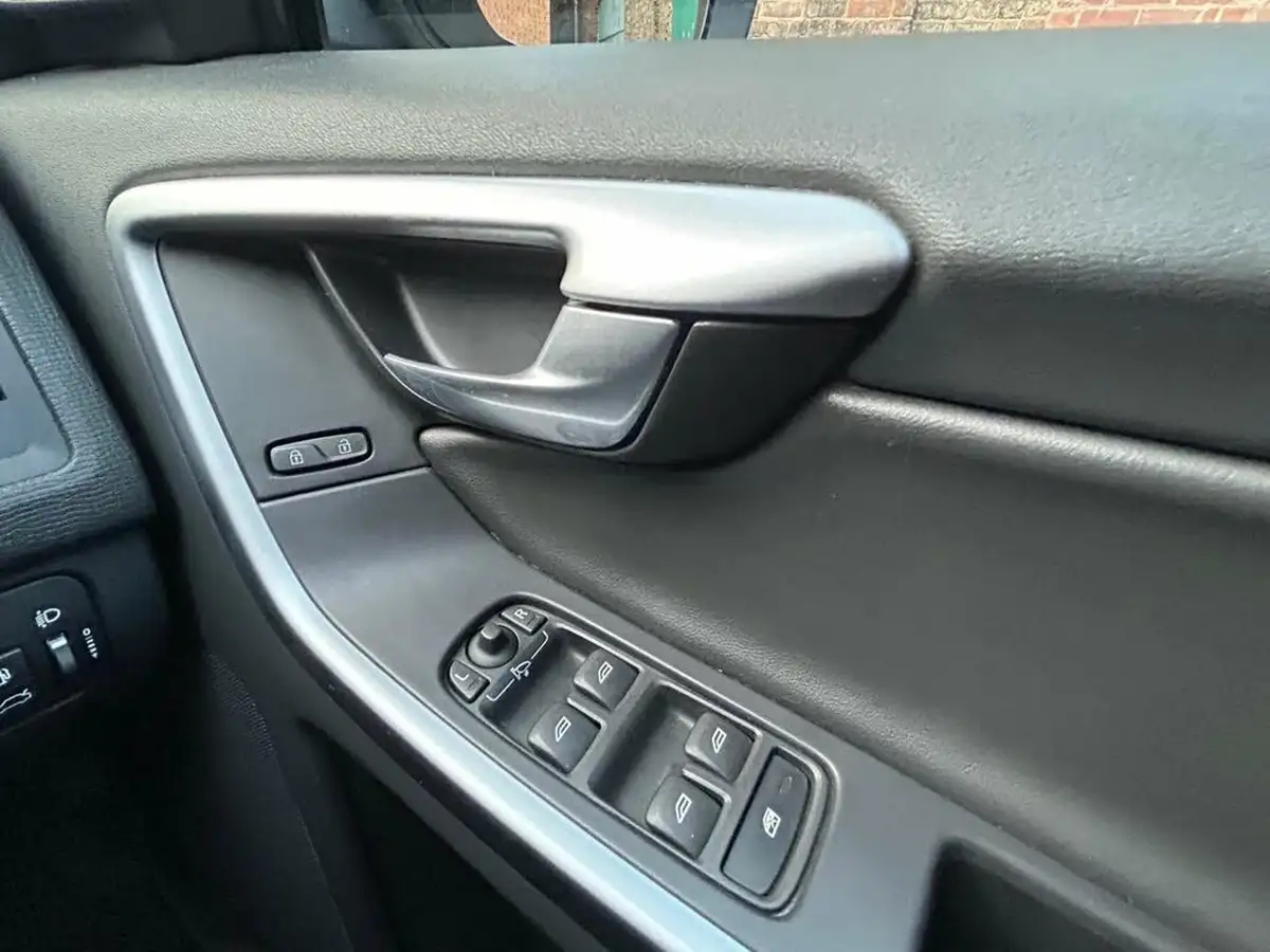 2010-volvo-xc60-24td-d5-r-design-geartronic-big-35