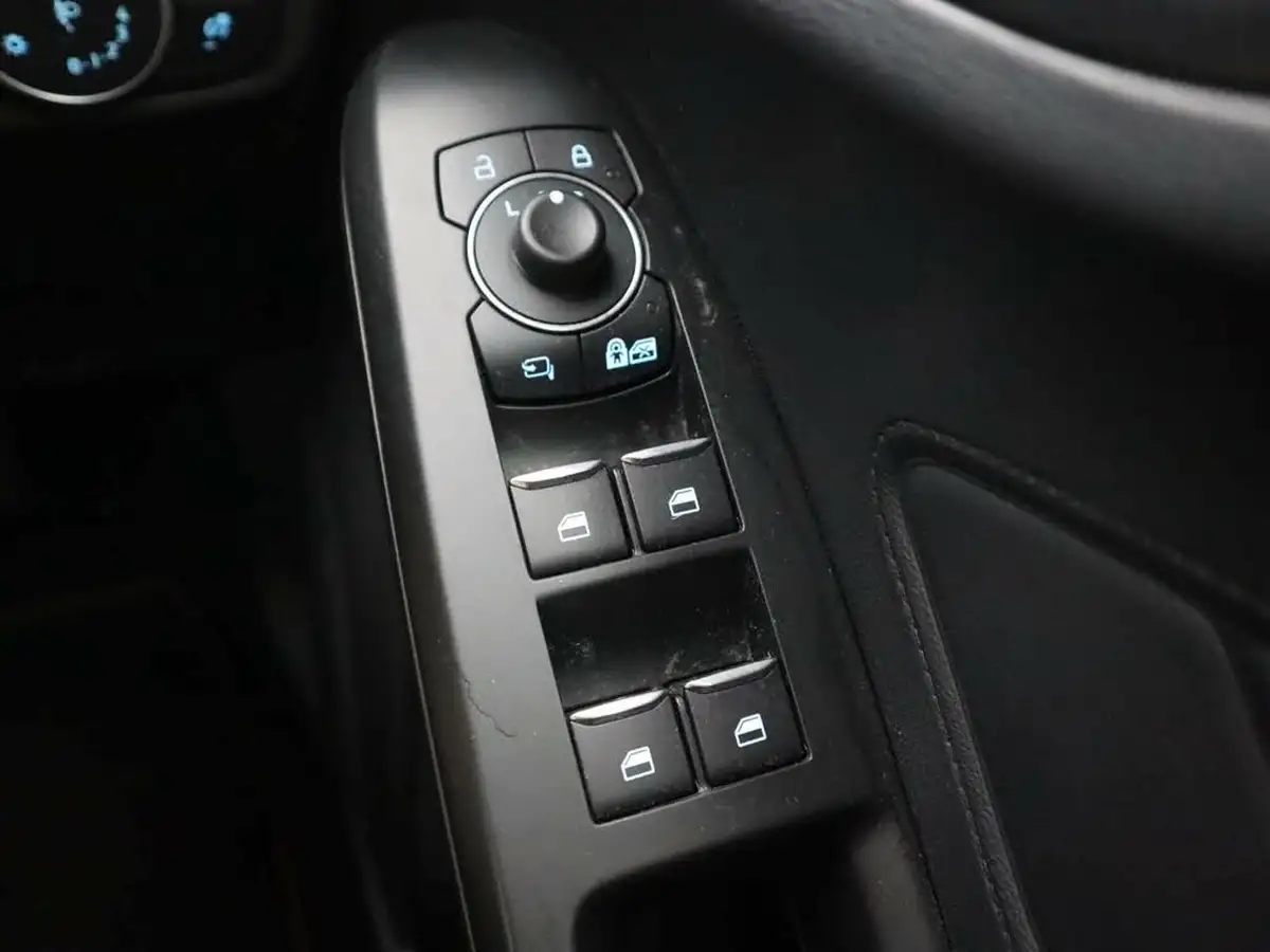 2020-ford-focus-15-st-line-x-hatchback-big-29