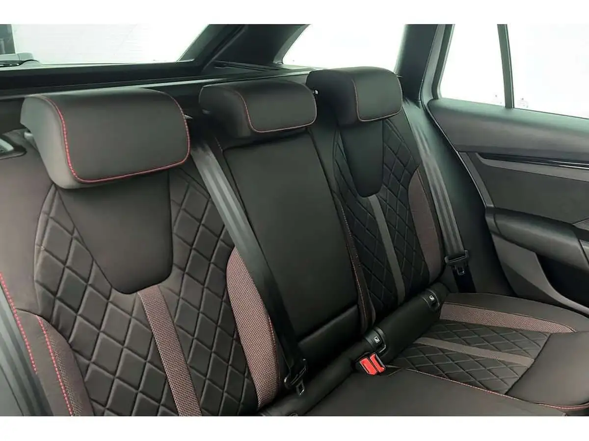 2022-skoda-octavia-20tdi-vrs-4x4-estate-big-11