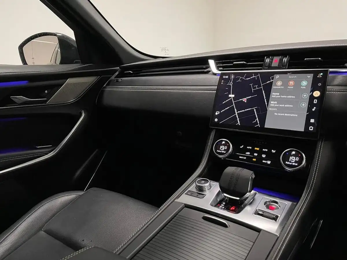 2022-jaguar-f-pace-20-d200-r-dynamic-black-big-28