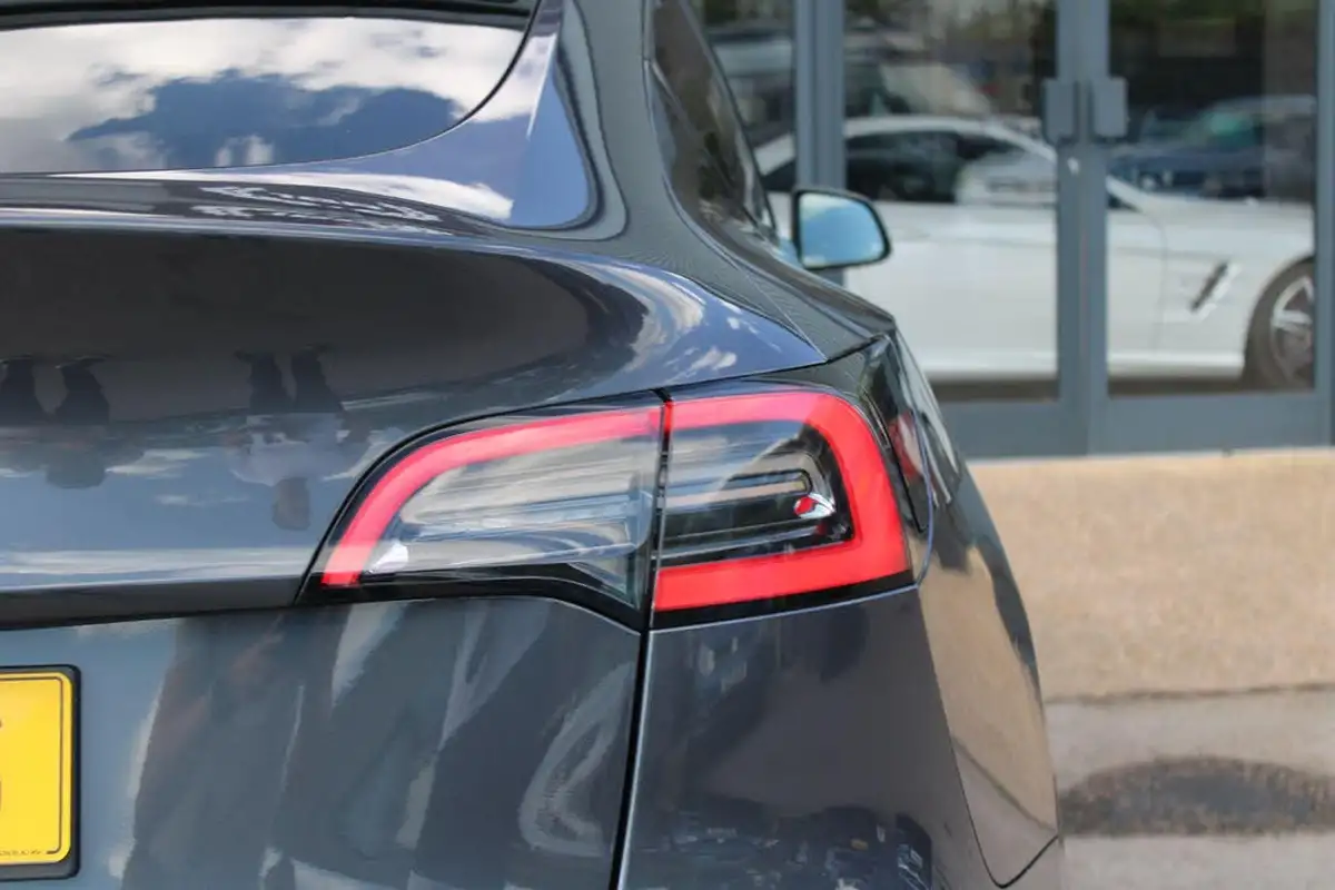 2022-tesla-model-y-e-long-range-big-30