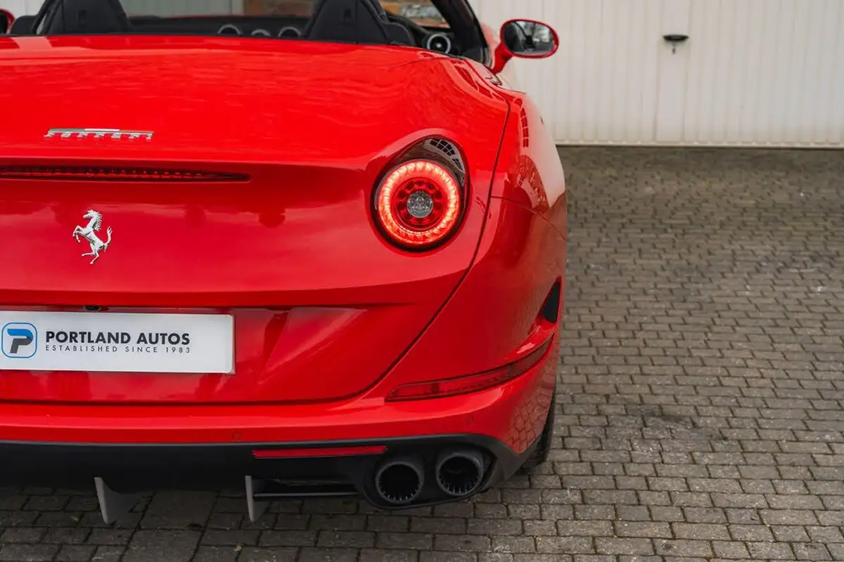 2015-ferrari-california-39-t-big-23