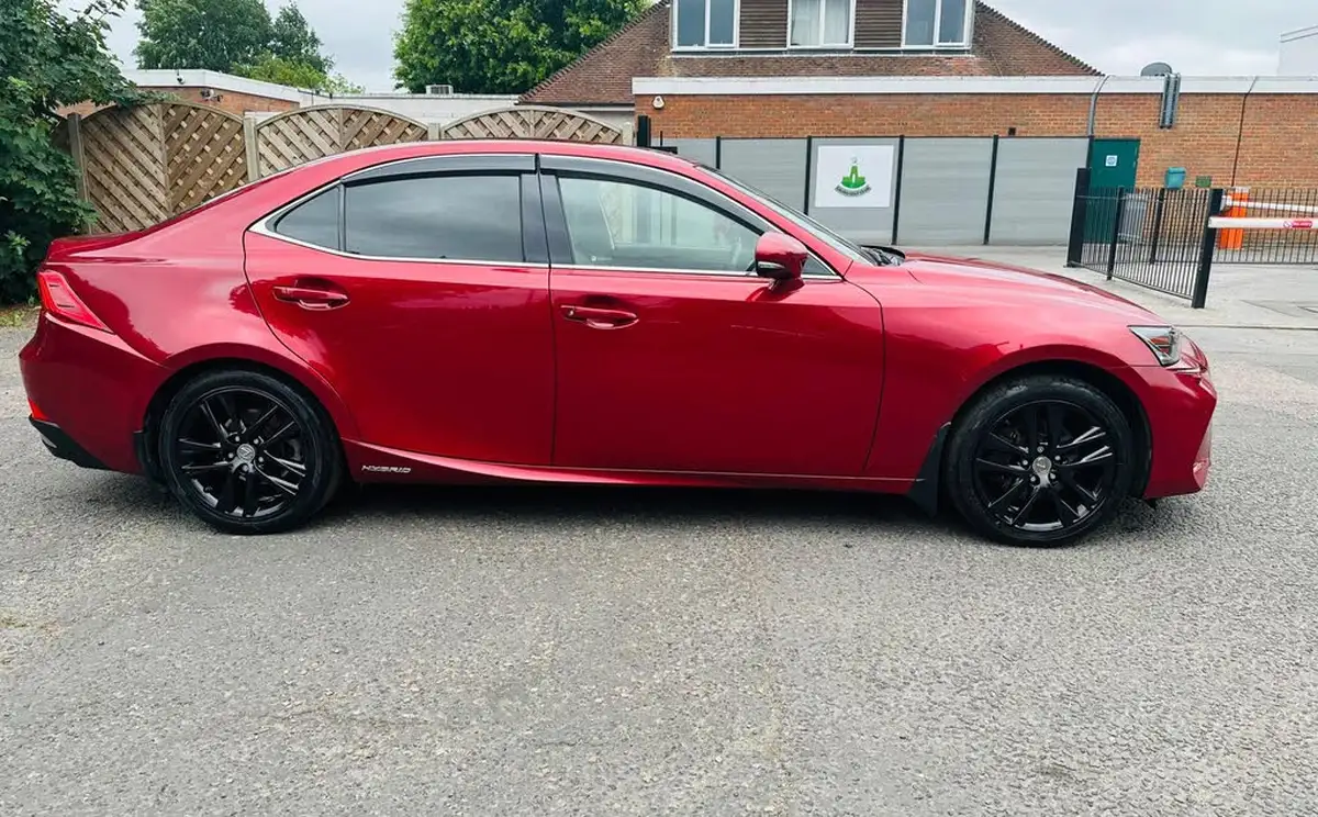 2017-lexus-is-300h-25-advance-big-4