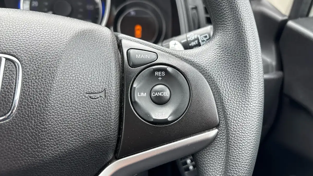 2019-honda-jazz-13-i-vtec-se-navi-cvt-big-23