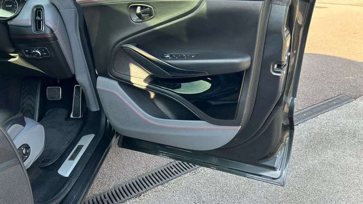 2021-aston-martin-dbx-40-v8-big-22