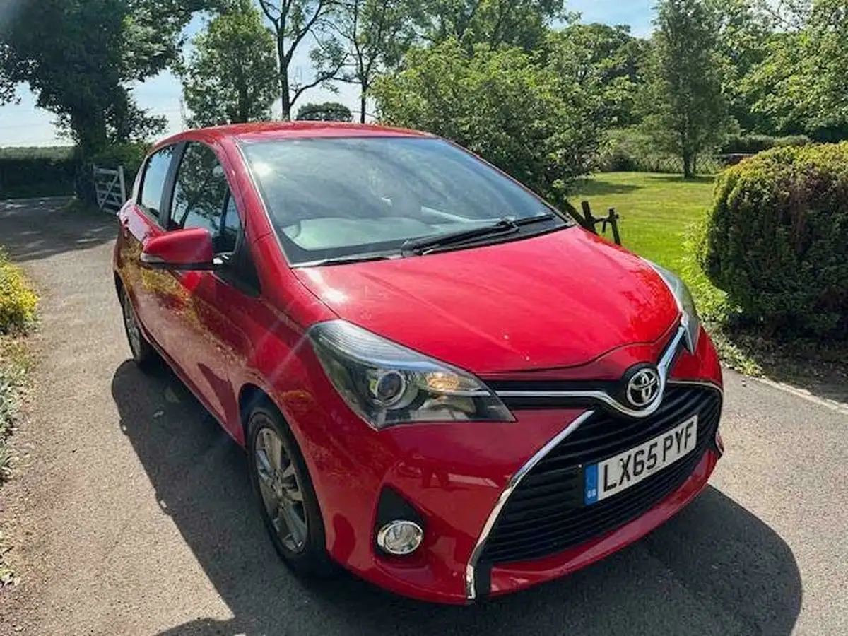 2015-toyota-yaris-10-icon-5d-big-3