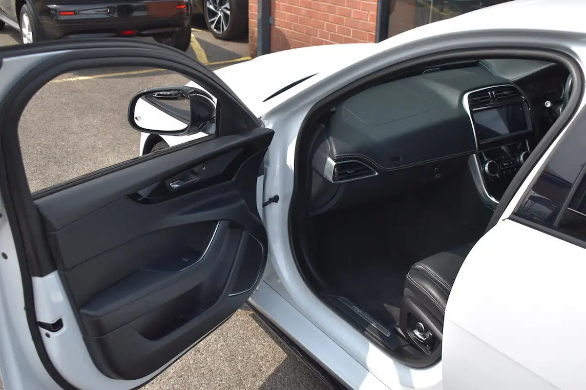 2021-jaguar-xe-20-d200-r-dynamic-black-big-36