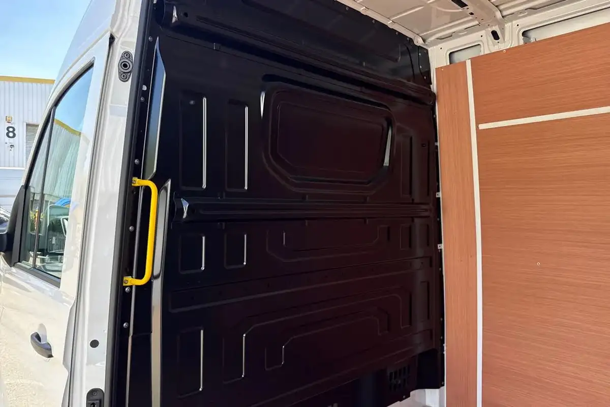 2024-volkswagen-crafter-20tdi-cr35-mwb-commerce-140pseu6d-panel-van-big-43