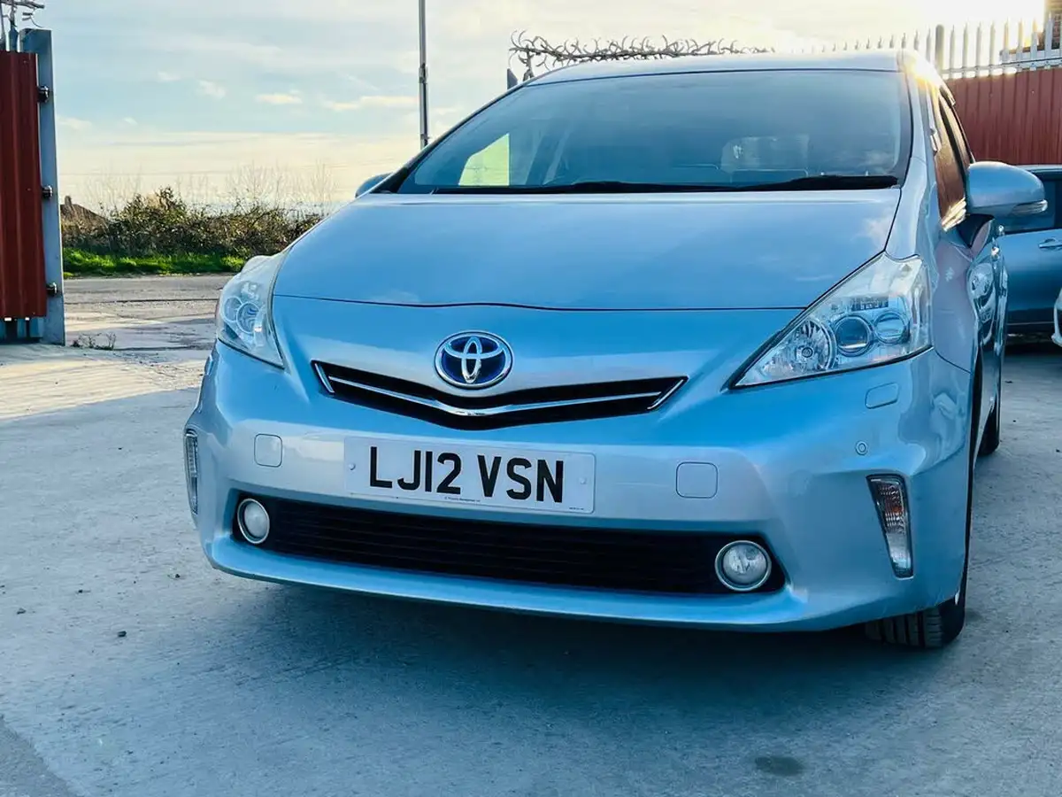 2012-toyota-prius-big-9