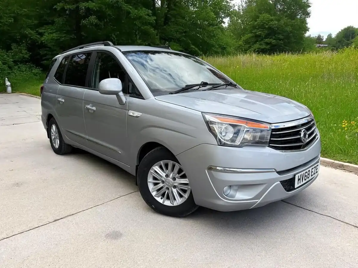 2018-kgm-ssangyong-turismo-22td-ex-auto-big-3