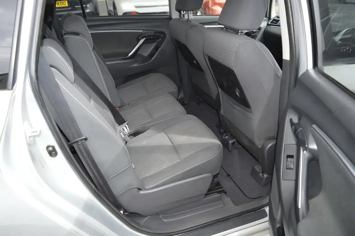 2014-toyota-verso-18-icon-7st-big-12