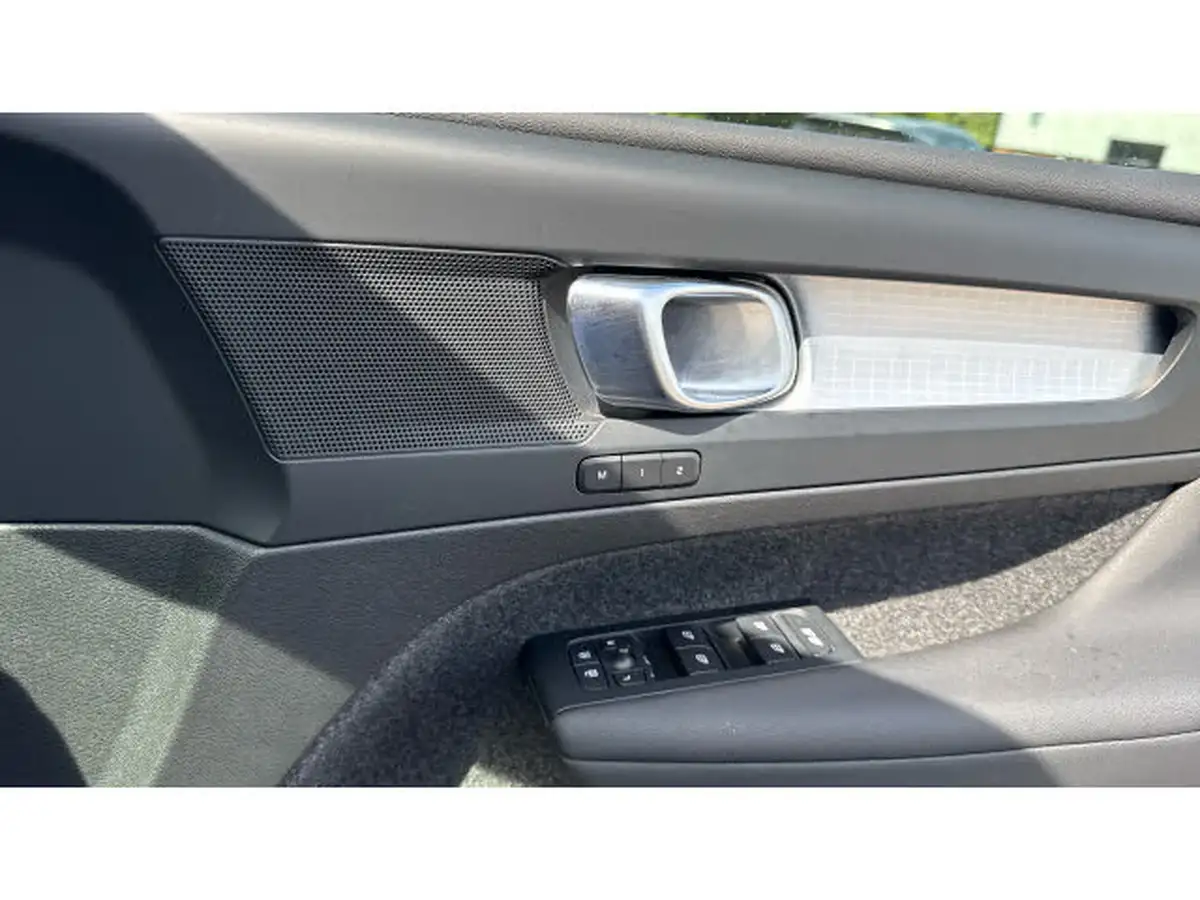 2023-volvo-xc40-20-b3-plus-big-14