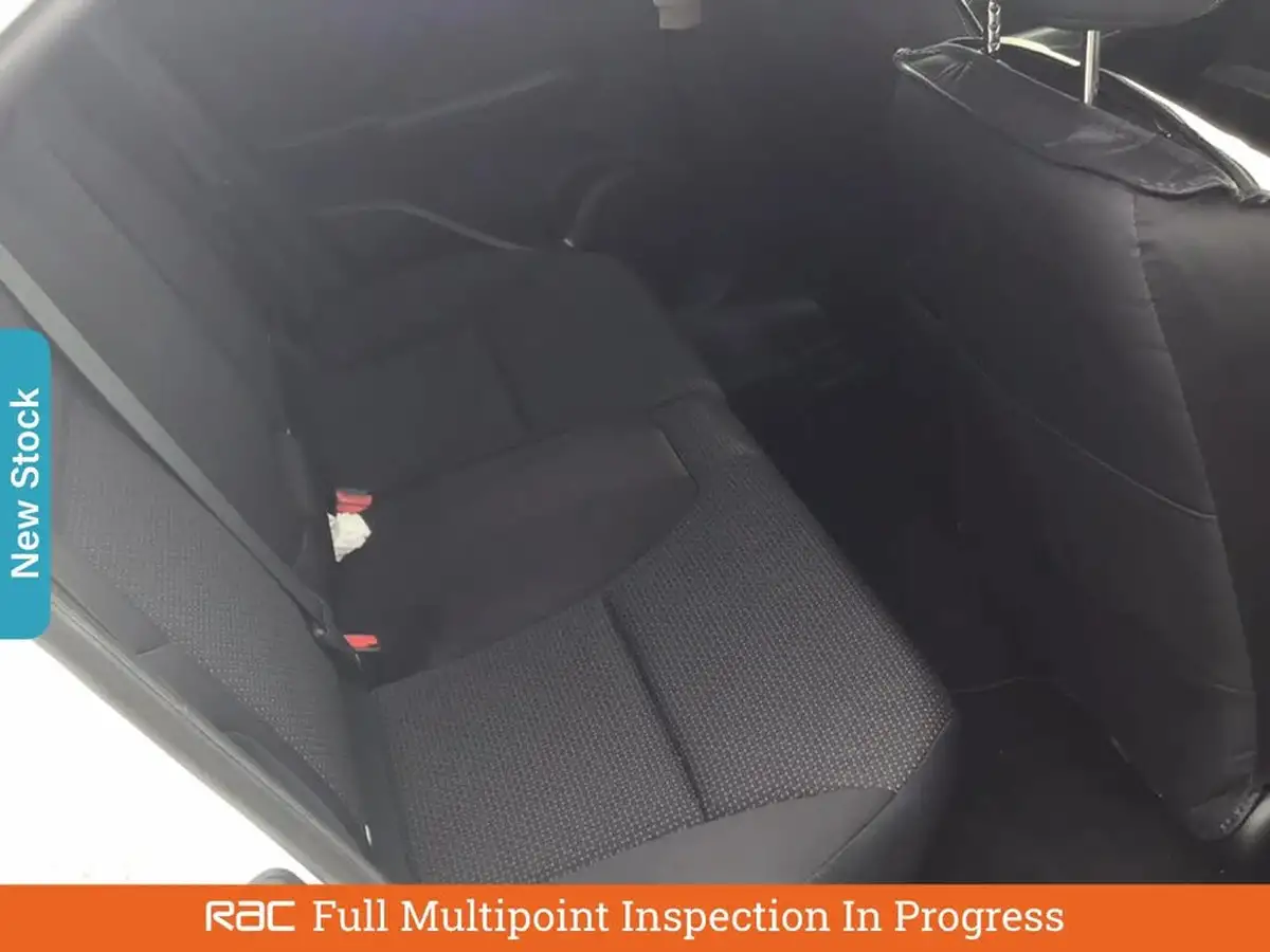 2016-honda-civic-16-i-dtec-se-plus-honda-connect-with-navi-hatchback-big-3