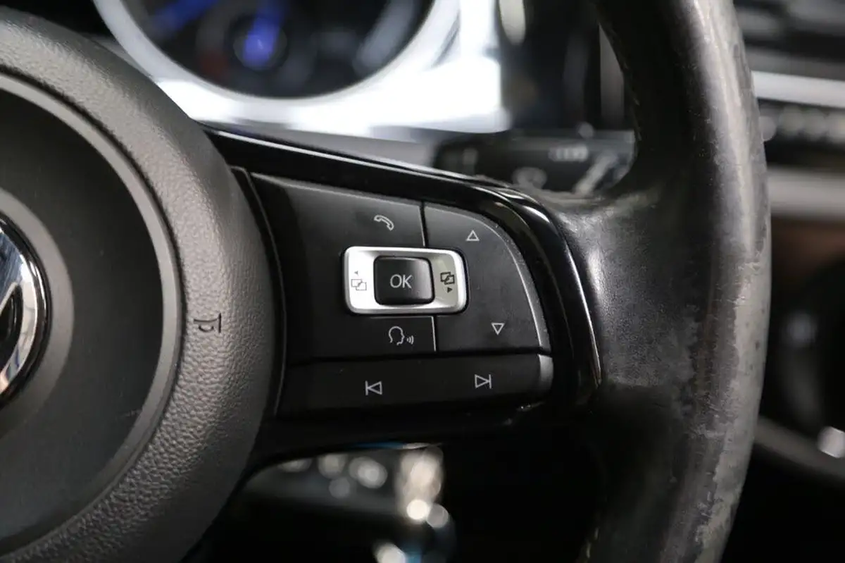 2015-volkswagen-golf-20-tsi-r-hatchback-5d-big-32