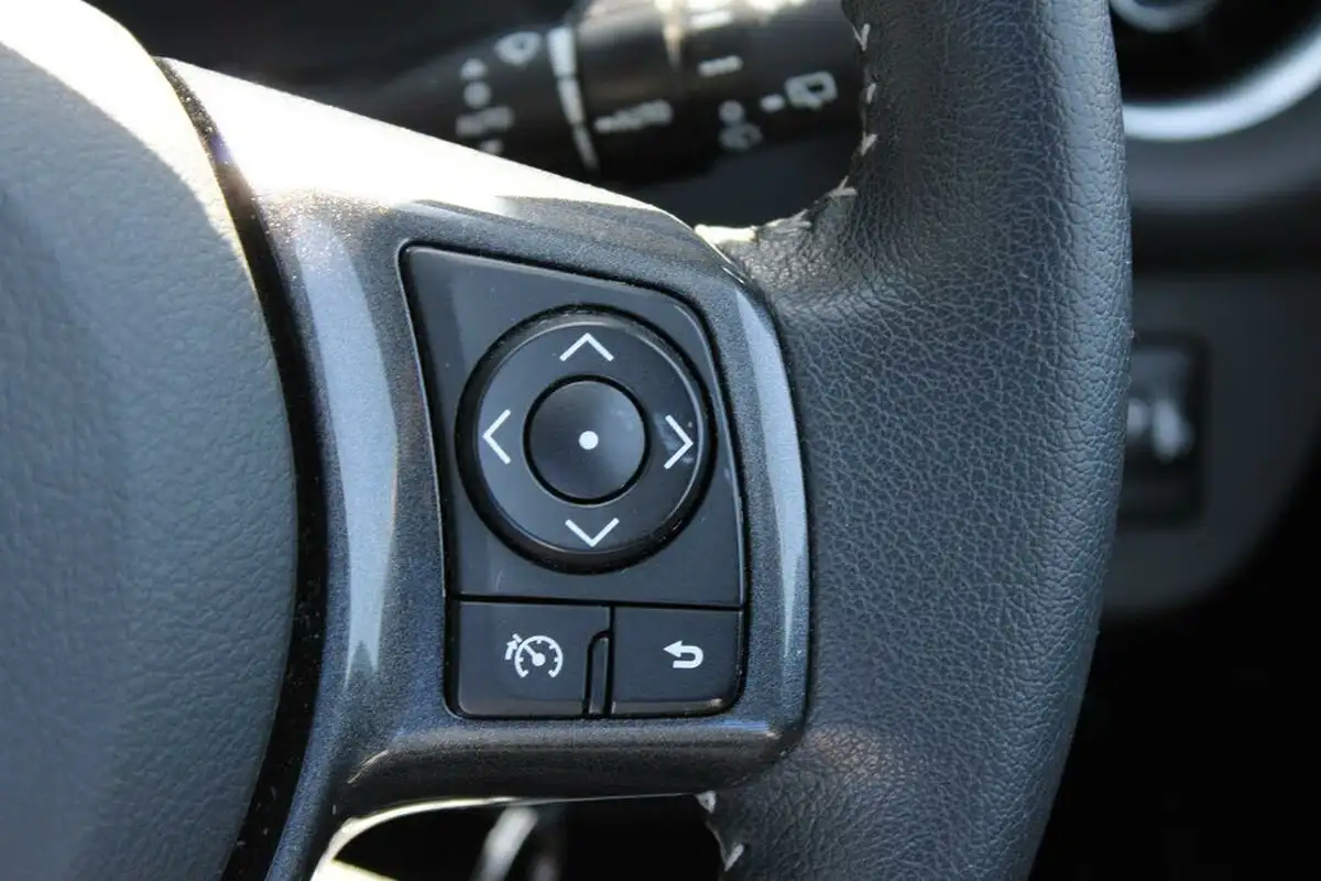 2019-toyota-yaris-15-vvt-i-y20-111bhp-1496cc-big-12